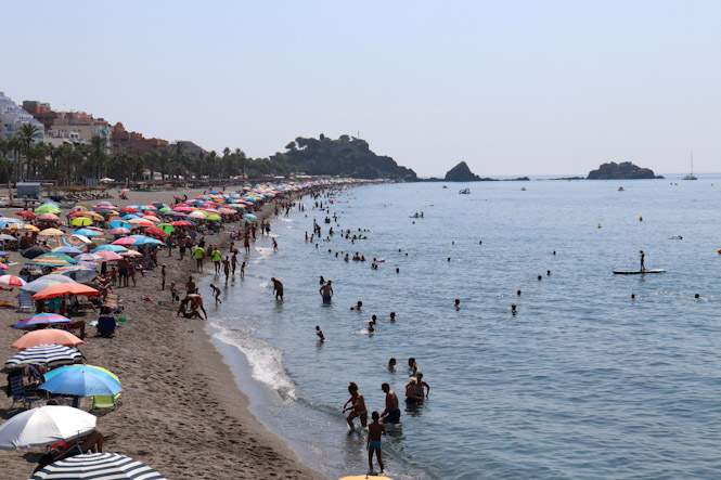 Buen  ambiente en una playa de Almuñécar (AYTO. ALMUÑÉCAR) 