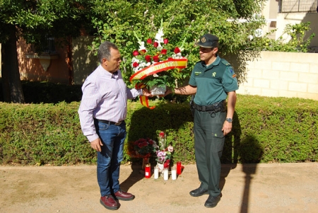 El alcalde de Huétor Vega y un Guardia Civil depositan un ramo de flores en el lugar de los hechos (AYTO. HUÉTOR VEGA)