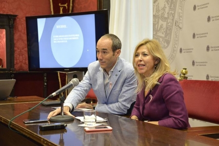 Pepa Rubia y Sebastián Fernández ha explicado el nuevo servicio de recogida de muebles y enseres (JAVIER ALGARRA)