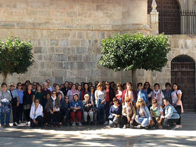 Mujeres montefrieñas durante la visita a Baza (AYTO. MONTEFRIO)