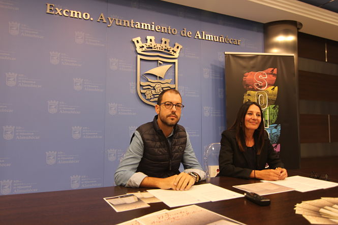 El concejal de Cultura, Alberto G. Gilabert y la arqueóloga municipal, Elena Navas (AYTO. ALMUÑËCAR)