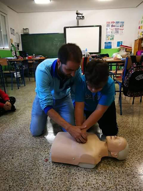 Un escolar aprende a realizar masaje cardio pulmonar (AYTO. BAZA)