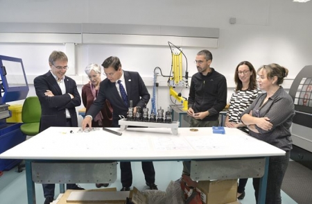 Luis Salvador ha visitado el instituto de astrofísica (JAVIER ALGARRA)