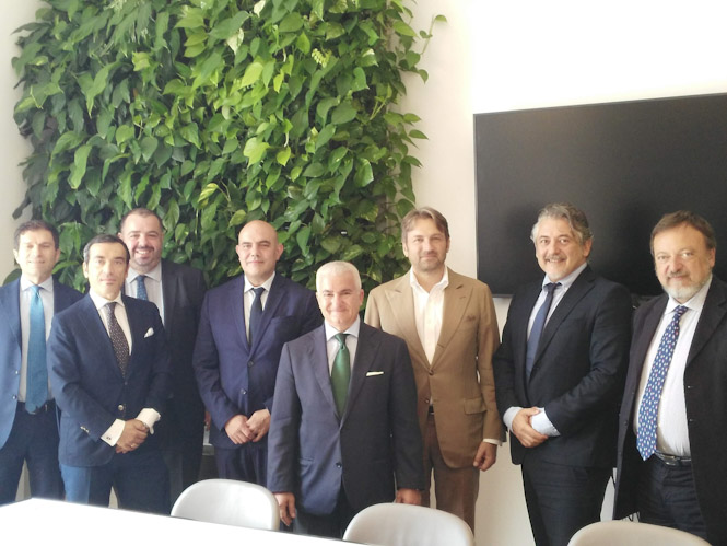 Foto de Familia tras la firma del convenio (ONGRANADA) 