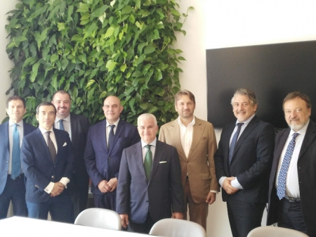 Foto de Familia tras la firma del convenio (ONGRANADA) 
