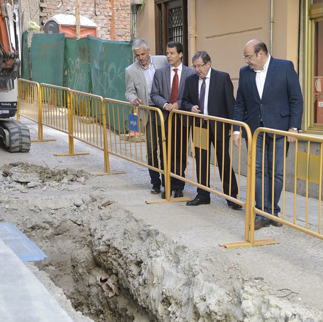 Sebastián Pérez ha visitado las obras de la Calle de la Colcha (JAVIER ALGARRA)