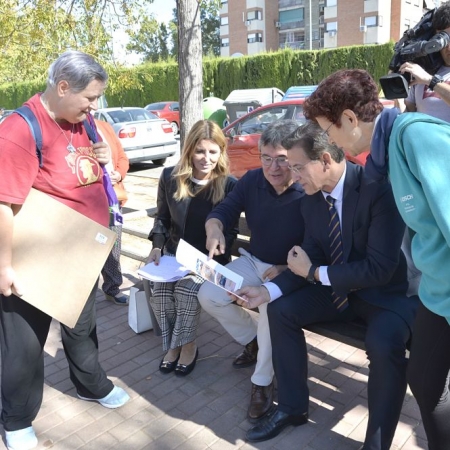 Luis Salvador con vecinos de la Calle Joaquina Eguaras (JAVIER ALGARRA)