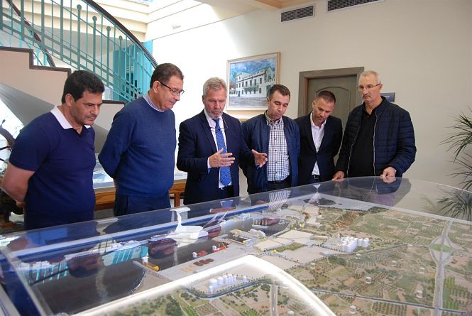 El presidente de la Autoridad Portuaria le enseña las instalaciones a la Delegación de Alhucemas (PUERTO DE MOTRIL) 