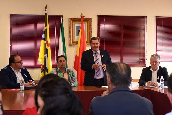 José Entrena durante la reunión con alcaldes de la Comarca de los Montes (R. MARTÍNEZ / DIPGRA)