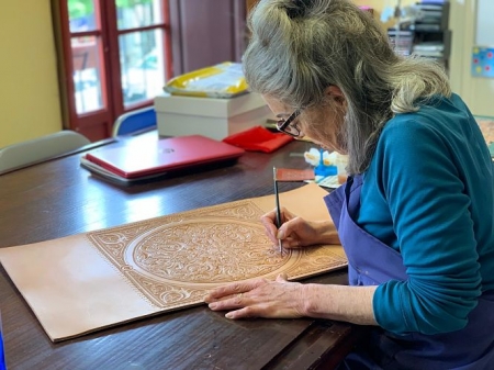 Munira Mendonça durante una creación (JUNTA) 