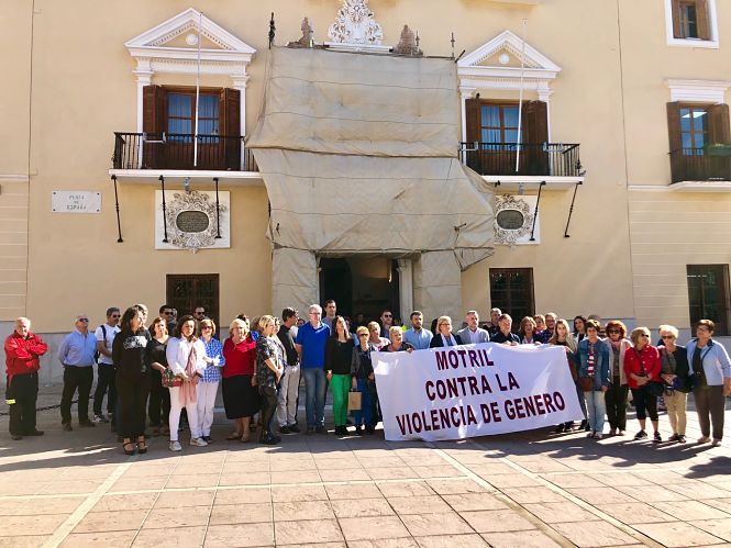 Concentración de repulsa en Motril contra el presunto crimen machista de La Zubia (AYTO. MOTRIL) 