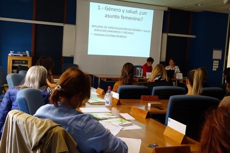 María Pazos en la conferencia inaugural del diploma de Género y Salud, Servicios Sanitarios y Sociales, junto a Mª del Mar García, coordinadora del mismo (EASP) 
