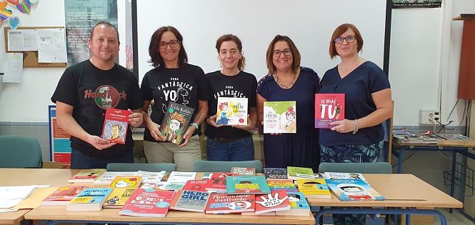 Entrega de los libros a la biblioteca y los centros educativos de Cúllar Vega (AYTO. CÚLLAR VEGA) 