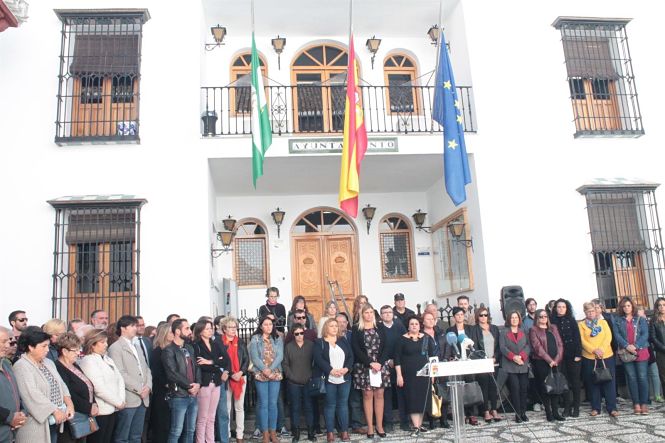 Concentración en las puertas del Ayuntamiento de La Zubia (AYTO. LA ZUBIA) 