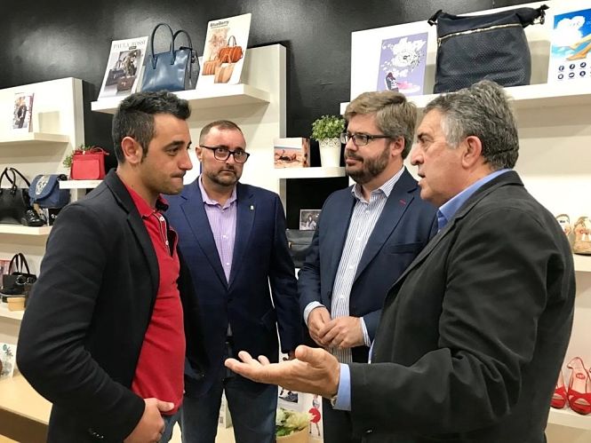 Fran Hervías durante la visita a uno de los comercios (CS)
