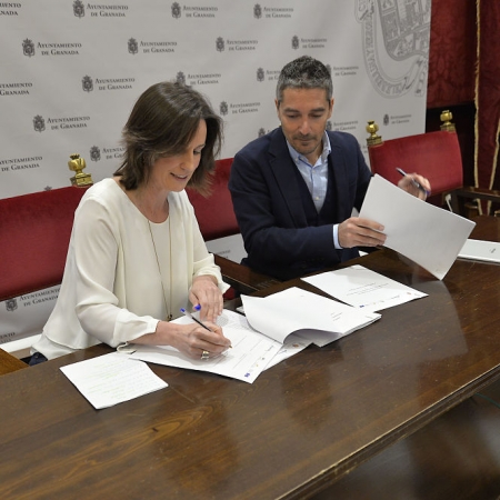 Firma del convenio entre Ayuntamiento de Granada y Legado Andalusí (JAVIER ALGARRA)