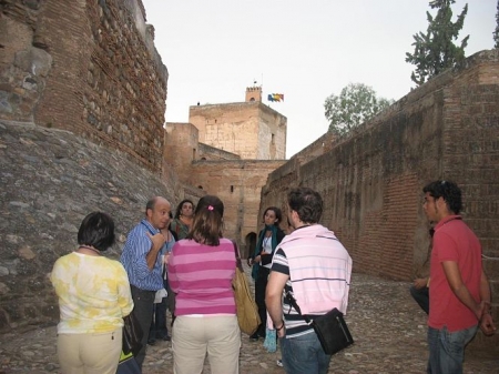 Turistas subiendo a la Alhambra por la Cuesta de los Chinos (PATRONATO ALHAMBRA)