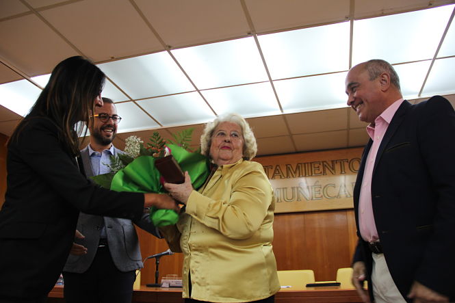 Carmen Calero, ha sido homenajeada por el Ayuntamiento de Almuñécar (AYTO. ALMUÑÉCAR) 