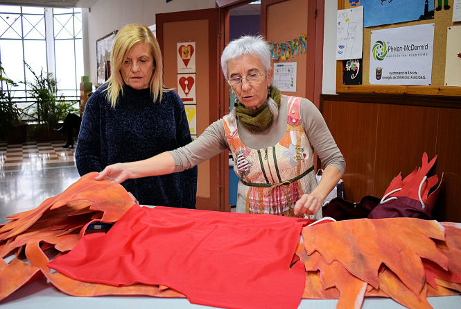 La Concejala de Juventud, Mari carmen Calderay observa los preparativos de la noche de animas (AYTO. ALBOLOTE)