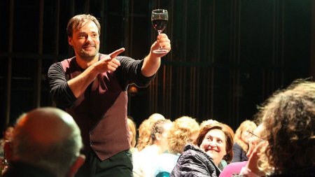 La compañía La Líquida y `Oh Vino`, durante su actuación (TEATRO DE HUMOR DE SANTA FE)