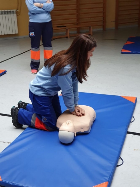 Sanitaria enseña a realizar masaje cardiopulmonar (JUNTA)