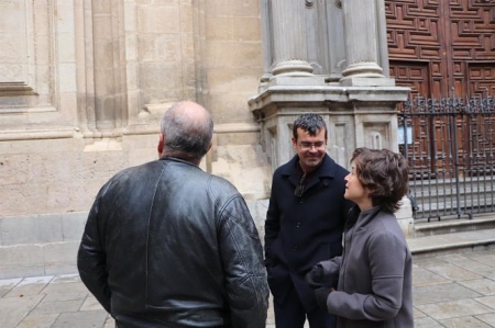 Miembros de Unidas Podemos en la puerta de `El Sagrario` (UNIDAS PODEMOS)