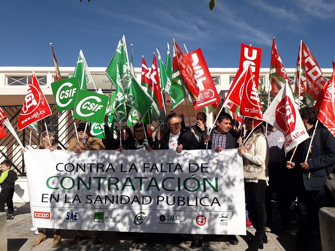 Concentración sindical en el Centro de Salud Cartuja-Almanjayar (CCOO)
