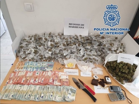 Droga, dinero y armas incautadas al detenido (POLICÍA NACIONAL) 