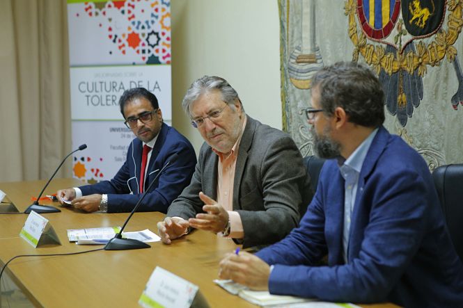 Acto de inauguración presidido por José Antonio Pérez Tapias, decano de la Facultad de Filosofía y Letras de la Universidad de Granada (UGR)