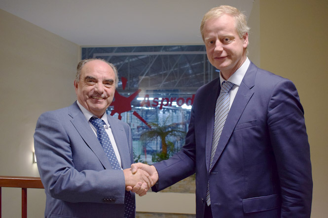 El presidente Miguel Ibáñez (izda) saluda al nuevo Director General (dcha) de Asprodibe en su nombramiento (ASPRODIBE) 