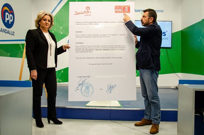 Tono Martín y Maria del Carmen Ros han enseñado el documento (PP-A)