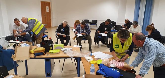 Miembros de la Policia Local realizando pr,acticas de desfibrilador (AYTO, CÚLLAR VEGA)