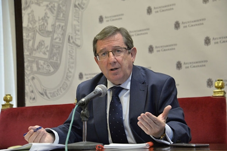 Luis González ha tratado temas de economía (JAVIER ALGARRA)