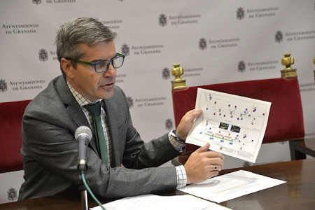 El concejal de Seguridad César Díaz ha explicado el plan para Halloween y Todos los Santos (JAVIER ALGARRA)