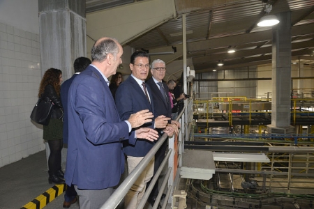 Luis Salvador ha rendido visita a Cervezas Alhambra (JAVIER ALGARRA)