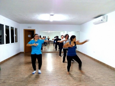 Vecinas de Monachil aprendiendo danza africana (AYTO. MONACHIL)