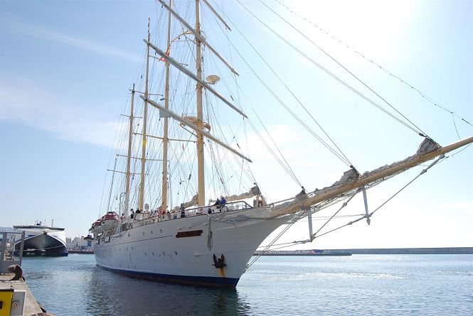Uno de los veleros que ha atracado en el Puerto de Motril (PUERTO DE MOTRIL) 