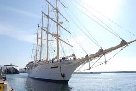 Uno de los veleros que ha atracado en el Puerto de Motril (PUERTO DE MOTRIL) Uno de los veleros que ha atracado en el Puerto de Motril (PUERTO DE MOTRIL)