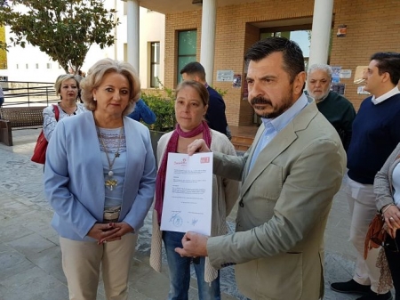 La vecina que acusa al alcalde de Vegas del Genil junto a miembros del PP (PPA) La vecina que acusa al alcalde de Vegas del Genil junto a miembros del PP (PPA)