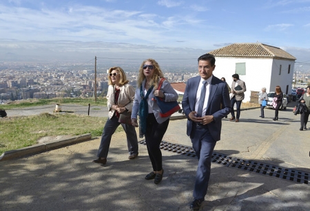 Luis Salvador ha vicitado el Barrio del `Barranco del Abogado` (JAVIER ALGARRA)