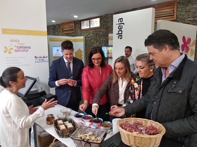 Carlos Rojas ha visitado el museo de la miel (PP)