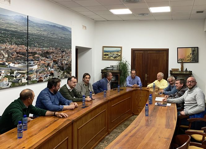 Representantes de las asociaciones y de los ayuntamientos de Baza y Cúllar en la reunión preparatoria (AGAPRO)