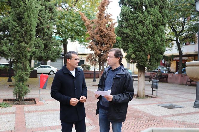 Pedro Honrrubia y Manuel Morales durante su visita a La Chana (UNIDAS PODEMOS)