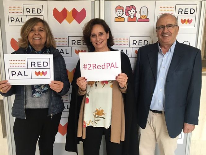 La directora del Plan Andaluz de Cuidados Paliativos, Auxiliadora Fernández, junto a integrantes de la Red de Cuidados Paliativos RedPAL (EASP) 