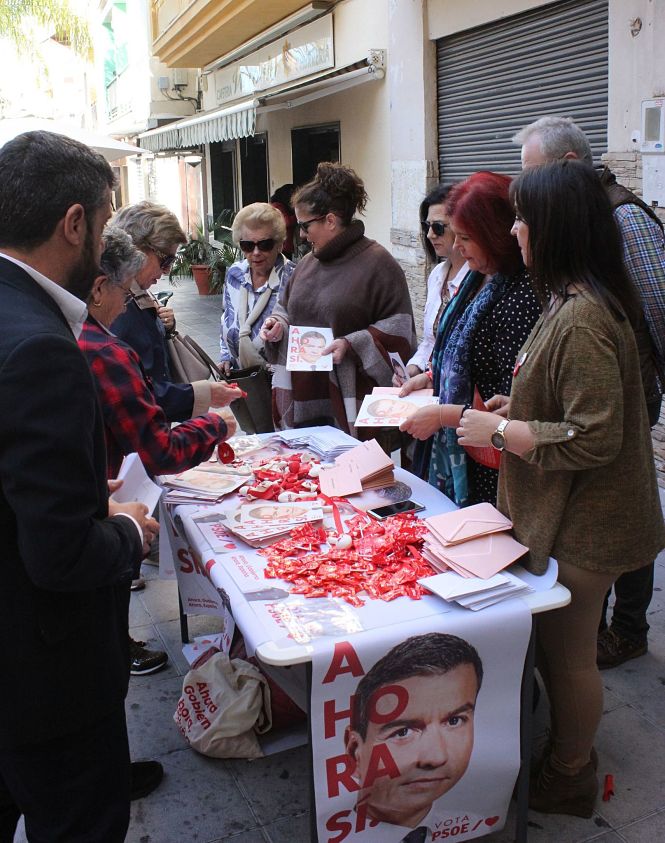 Miembros del PSOE reparten propaganda electoral (PSEO MOTRIL)