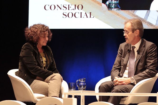 Pilar Aranda junto a Jordi Gual durante el encuentro (UGR)