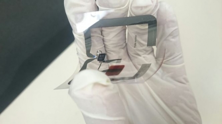 Etiqueta de RFID (Identificación por radiofrecuencia) realizados en un substrato flexible con tecnología de impresión con capacidad para monitorizar la temperatura y la luz ambiental (UGR) 