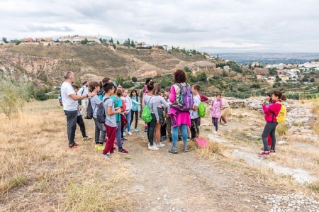 Escolares durante su visita al yacimiento (AYTO. MONACHIL) Escolares durante su visita al yacimiento (AYTO. MONACHIL)