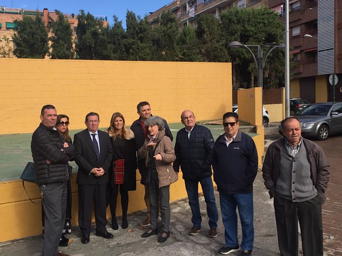 La concejal de mantenimiento, Eva Martín ha visitado la Plaza Polo y Caña (AYTO. GRANADA)
