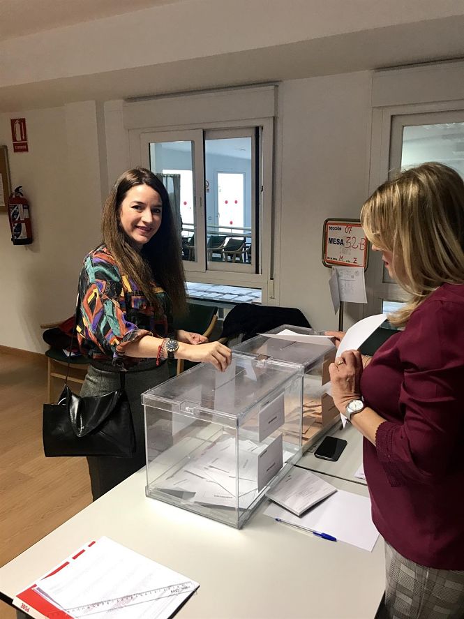 Ana Terrón ejerciendo su derecho al voto (MÁS PAÍS) 